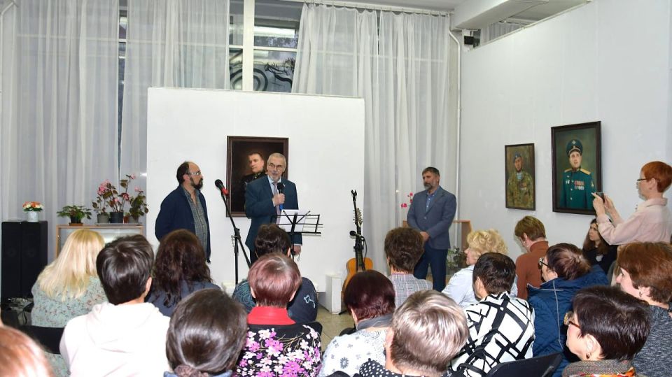 #депутатскаядеятельность. Георгий Колягин посетил открытие выставки ставропольского художника Александра Инячко «Сердце, потревоженное далью...». Иван Соловьев принял участие в профилактической акции «Ребенок в такси». ...