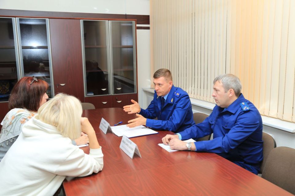 Прокурор края Юрий Немкин встретился с жителями Пятигорска, пострадавшими от киберпреступников Прокурор края Юрий Немкин встретился с жителями Пятигорска, пострадавшими от киберпреступников