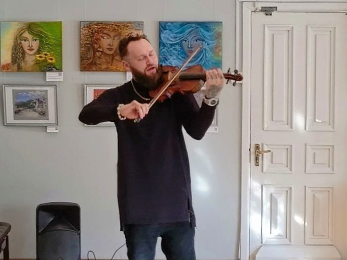 Выставку-размышление «Связь времен» впервые представили в Пятигорске Выставку-размышление «Связь времен» впервые представили в Пятигорске