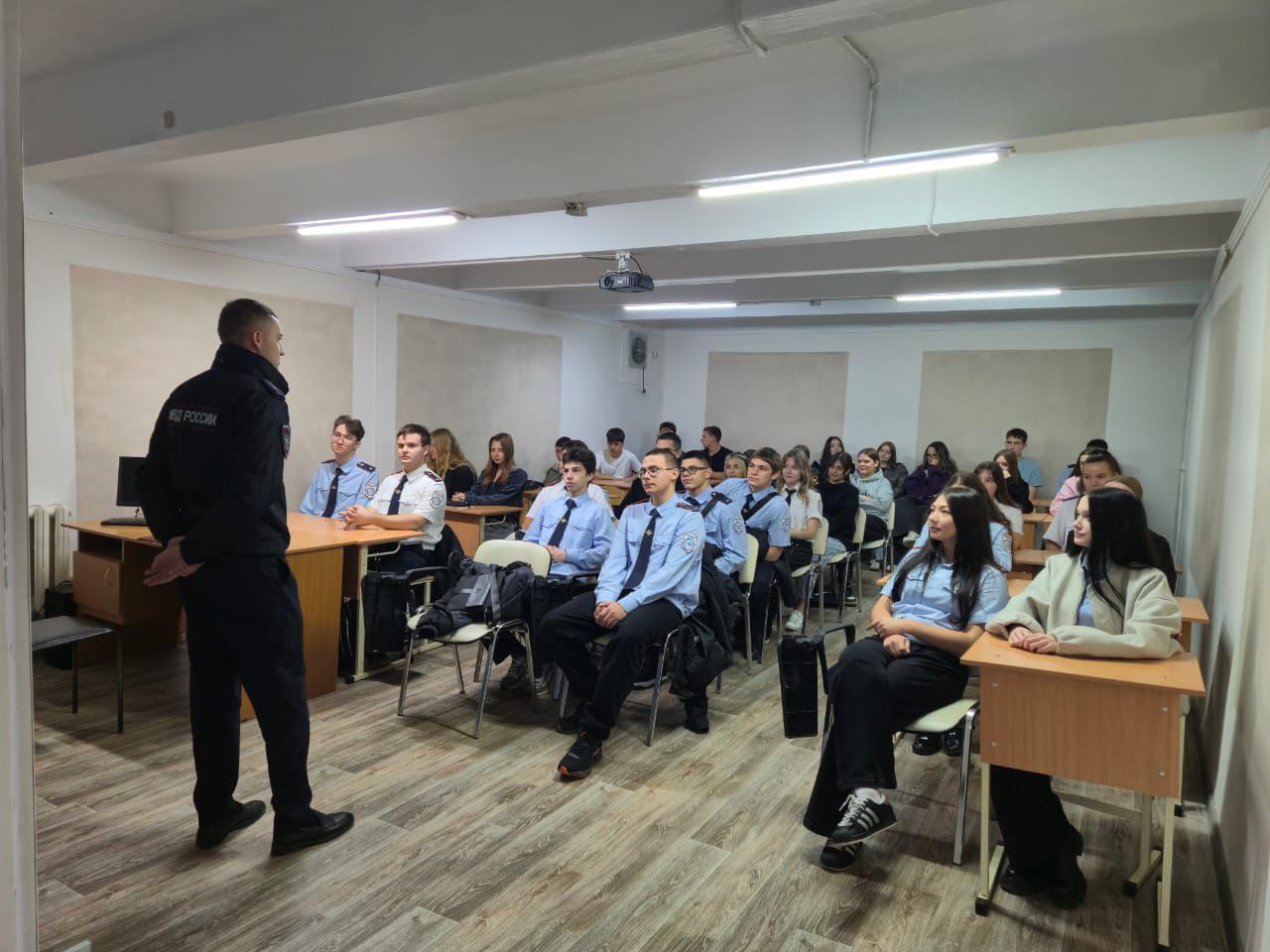 Инспектор по делам несовершеннолетних Минераловодского линейного управления МВД России на транспорте младший лейтенант полиции Виктор Дерипаско организовал и провел встречу с учащимися 1–3 курсов филиала Ставропольского...