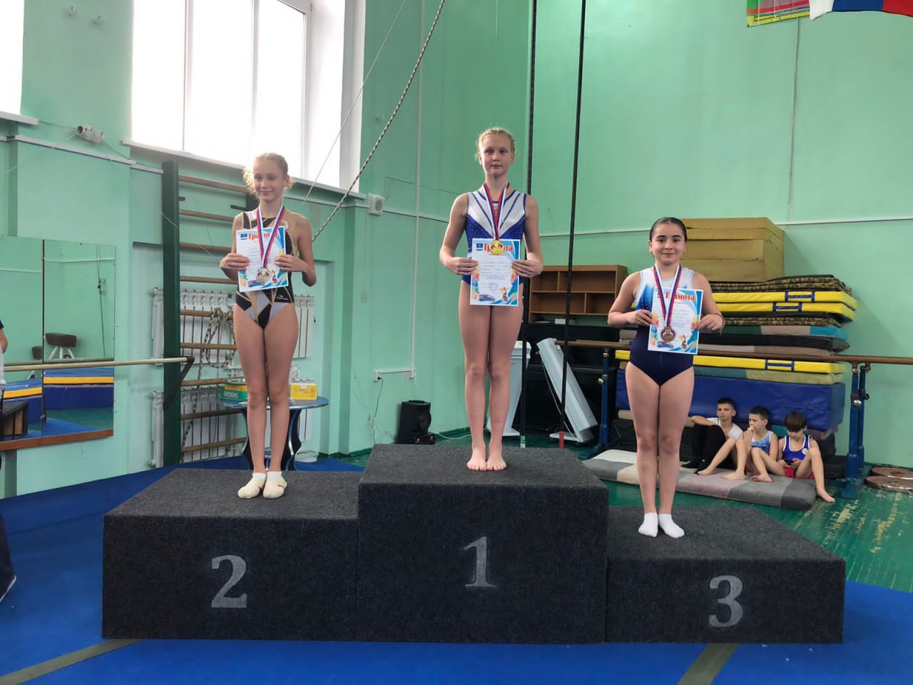 Прыжки в Светлограде. В Светлограде прошли краевые соревнования по прыжкам на акробатической дорожке, посвященные памяти акробатов города Прыжки в Светлограде. В Светлограде прошли краевые соревнования по прыжкам на акробатической дорожке, посвященные памяти акробатов города