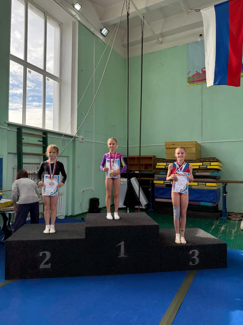 Прыжки в Светлограде. В Светлограде прошли краевые соревнования по прыжкам на акробатической дорожке, посвященные памяти акробатов города Прыжки в Светлограде. В Светлограде прошли краевые соревнования по прыжкам на акробатической дорожке, посвященные памяти акробатов города