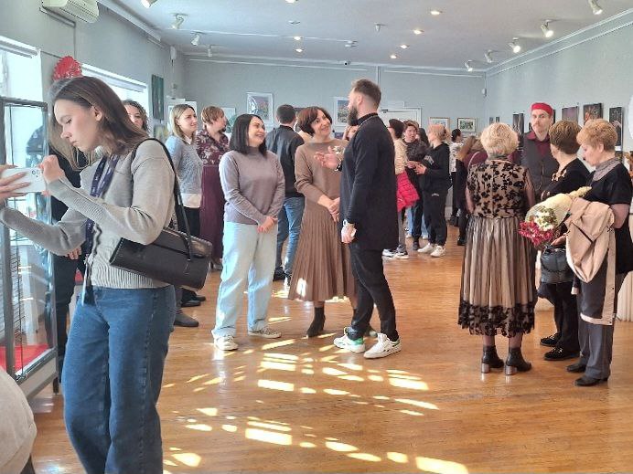 Выставку-размышление «Связь времен» впервые представили в Пятигорске Выставку-размышление «Связь времен» впервые представили в Пятигорске