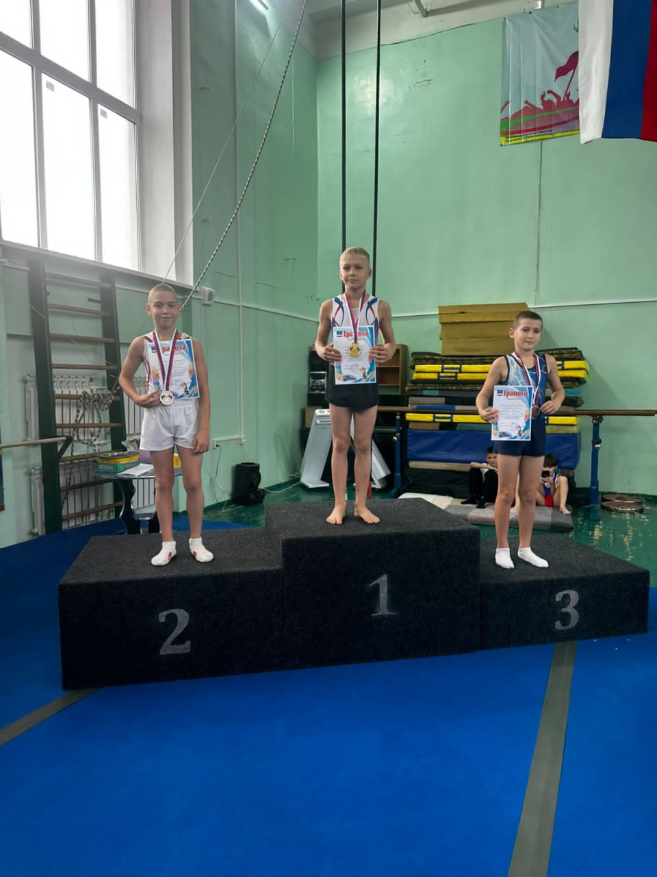 Прыжки в Светлограде. В Светлограде прошли краевые соревнования по прыжкам на акробатической дорожке, посвященные памяти акробатов города Прыжки в Светлограде. В Светлограде прошли краевые соревнования по прыжкам на акробатической дорожке, посвященные памяти акробатов города