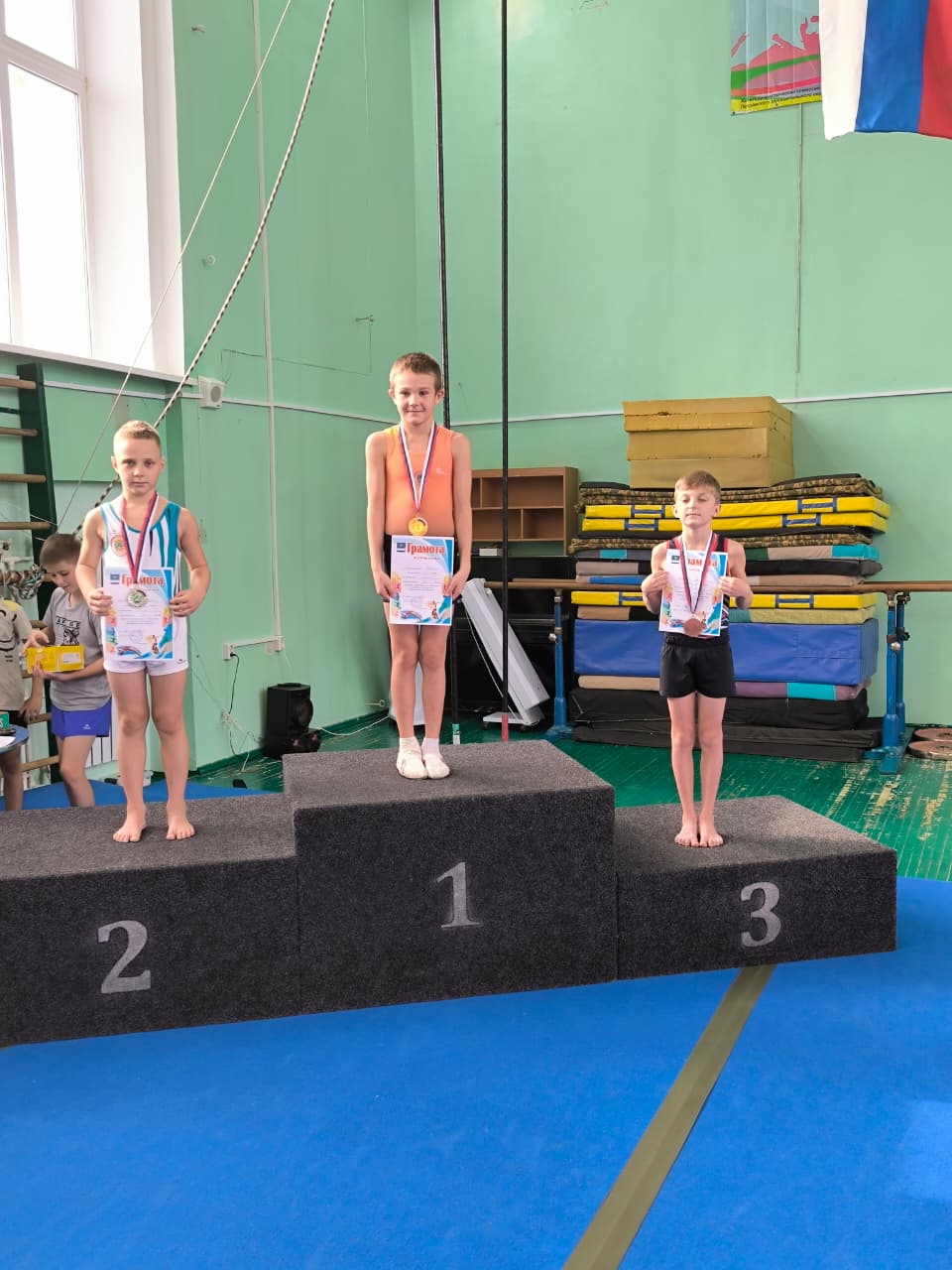 Прыжки в Светлограде. В Светлограде прошли краевые соревнования по прыжкам на акробатической дорожке, посвященные памяти акробатов города Прыжки в Светлограде. В Светлограде прошли краевые соревнования по прыжкам на акробатической дорожке, посвященные памяти акробатов города