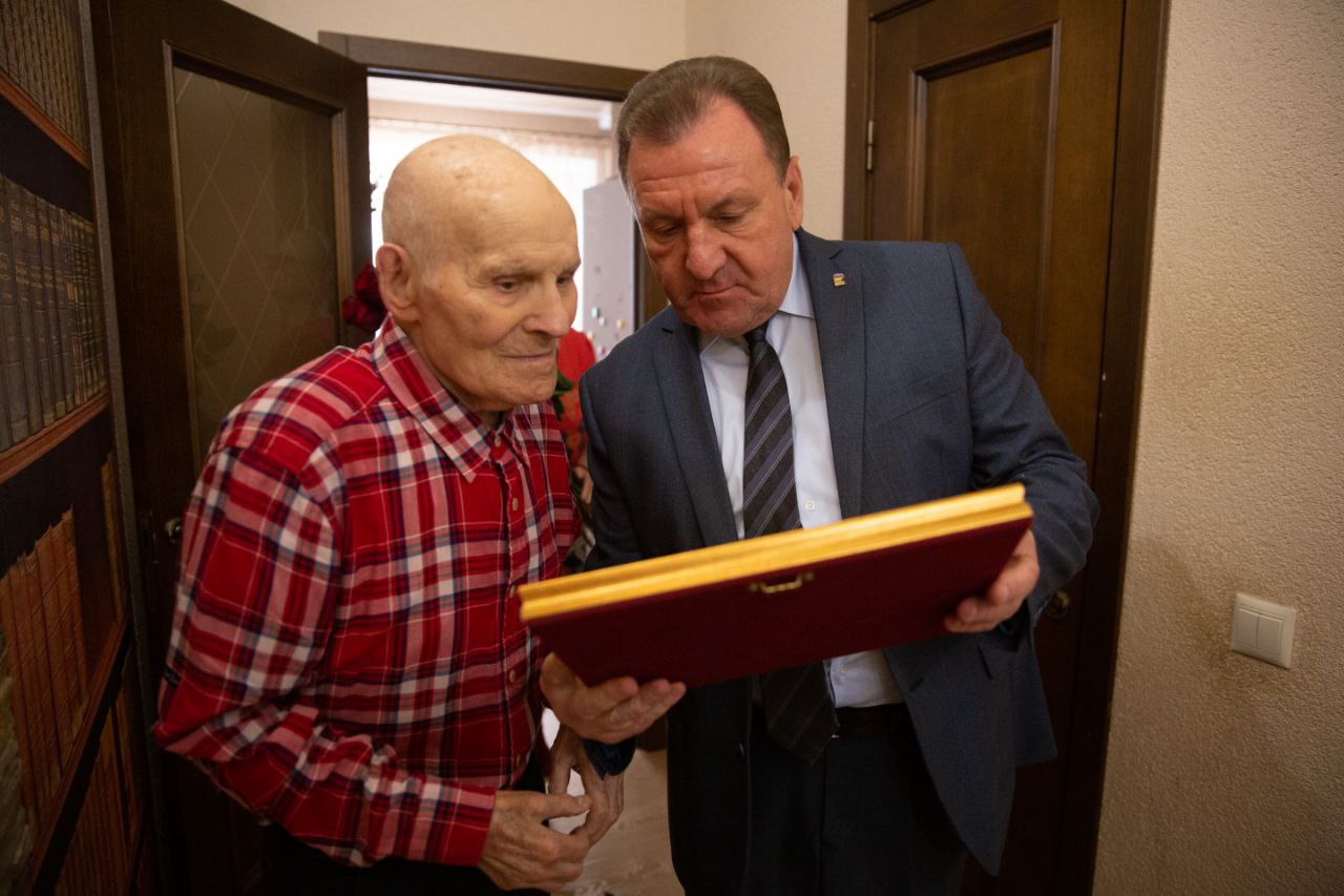 Иван Ульянченко: Поздравил с днем рождения нашего героя, ветерана Великой Отечественной войны Дмитрия Назаровича Скоробогача Иван Ульянченко: Поздравил с днем рождения нашего героя, ветерана Великой Отечественной войны Дмитрия Назаровича Скоробогача