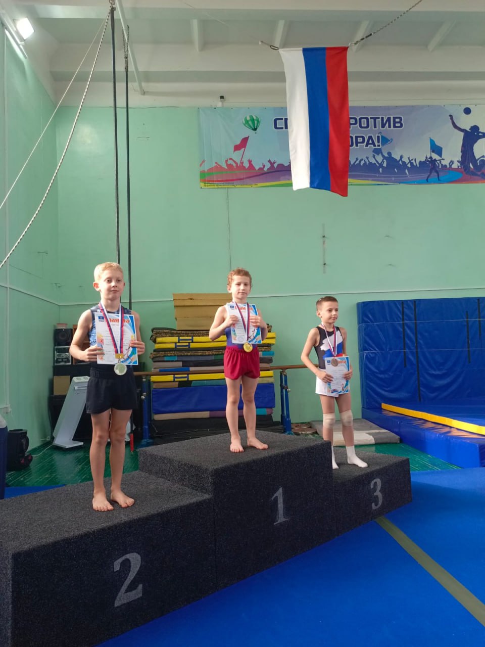 Прыжки в Светлограде. В Светлограде прошли краевые соревнования по прыжкам на акробатической дорожке, посвященные памяти акробатов города