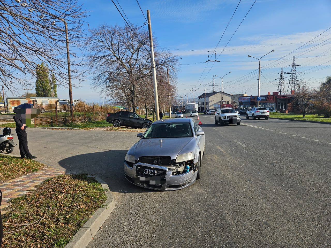 В Ставрополе небезопасный маневр перестроения привел к столкновению автомобилей, пострадал водитель В Ставрополе небезопасный маневр перестроения привел к столкновению автомобилей, пострадал водитель