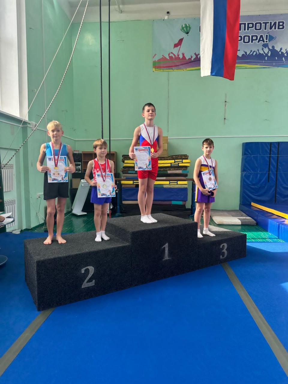 Прыжки в Светлограде. В Светлограде прошли краевые соревнования по прыжкам на акробатической дорожке, посвященные памяти акробатов города Прыжки в Светлограде. В Светлограде прошли краевые соревнования по прыжкам на акробатической дорожке, посвященные памяти акробатов города