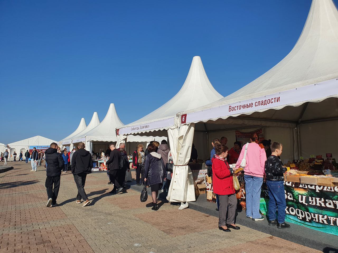 На Крепостной горе в Ставрополе звучит музыка, витают ароматы чаев, сладостей, грибов и других яств На Крепостной горе в Ставрополе звучит музыка, витают ароматы чаев, сладостей, грибов и других яств