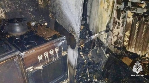 #ПожарныеСутки26. От кухни остались только очертания Накануне в Невинномысске на улице Баумана произошел пожар в многоквартирном доме