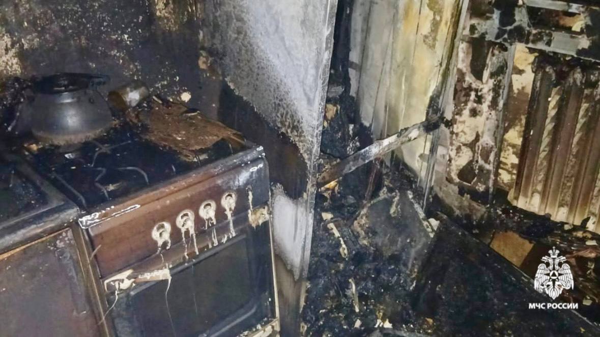 #ПожарныеСутки26. От кухни остались только очертания Накануне в Невинномысске на улице Баумана произошел пожар в многоквартирном доме