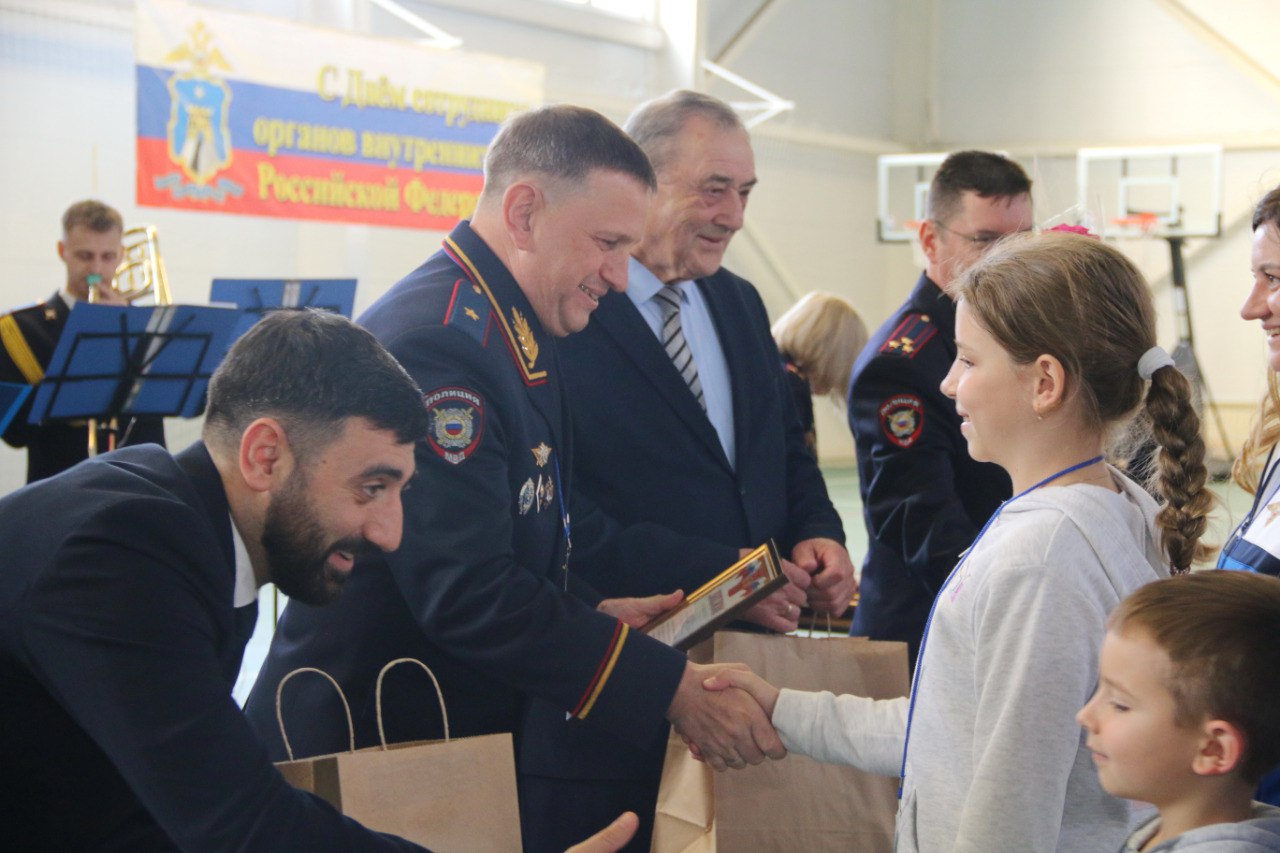 В Минеральных Водах состоялся масштабный культурно-спортивный конкурс среди семей сотрудников органов внутренних дел В Минеральных Водах состоялся масштабный культурно-спортивный конкурс среди семей сотрудников органов внутренних дел