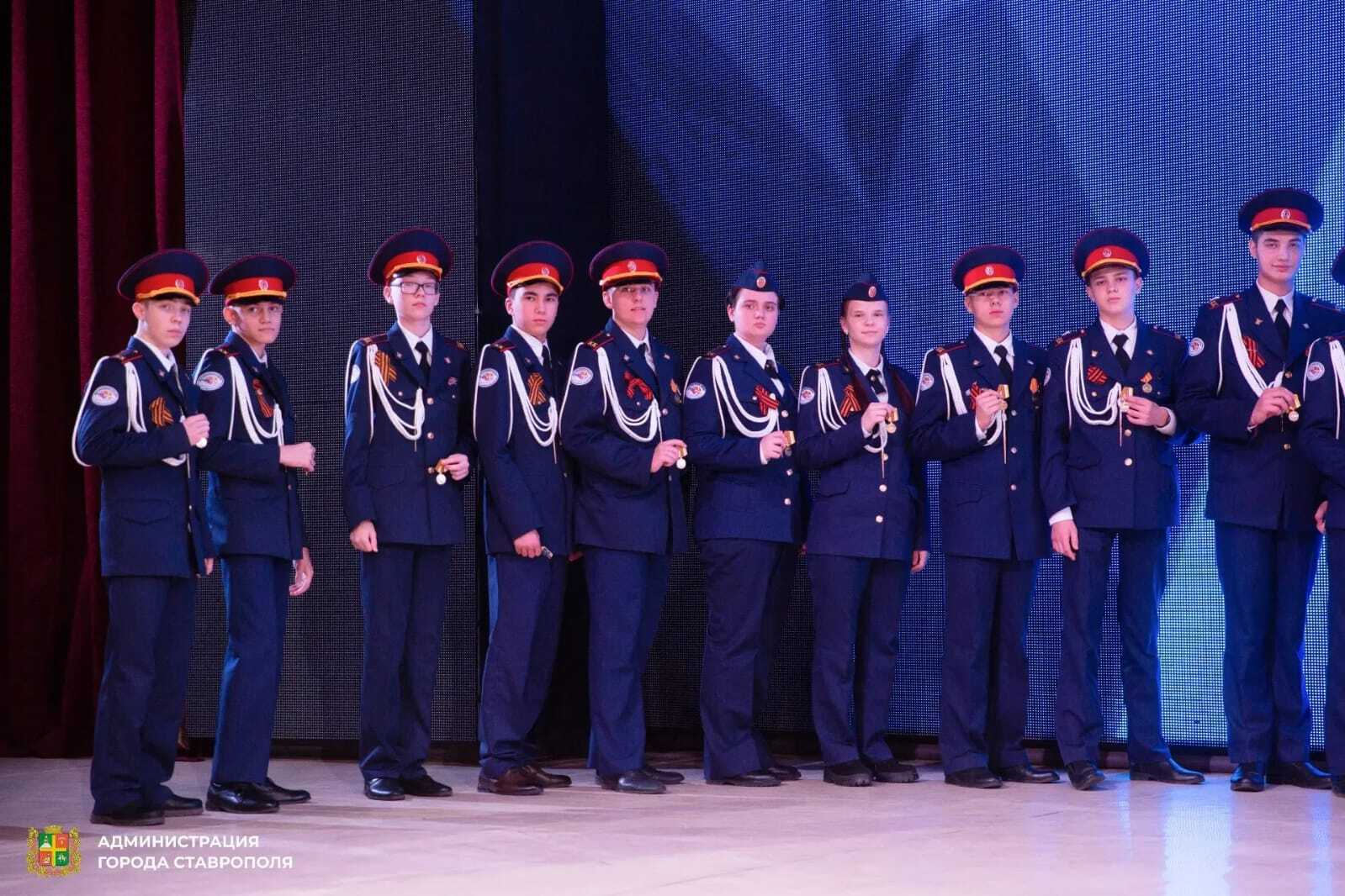 В Ставрополе состоялась церемония вручения медалей «За участие в военном параде в ознаменование 80-летия Победы в Великой Отечественной войне 1941–1945 гг.». Награды получили юнармейцы, принимавшие участие в парадных... В Ставрополе состоялась церемония вручения медалей «За участие в военном параде в ознаменование 80-летия Победы в Великой Отечественной войне 1941–1945 гг.». Награды получили юнармейцы, принимавшие участие в парадных...