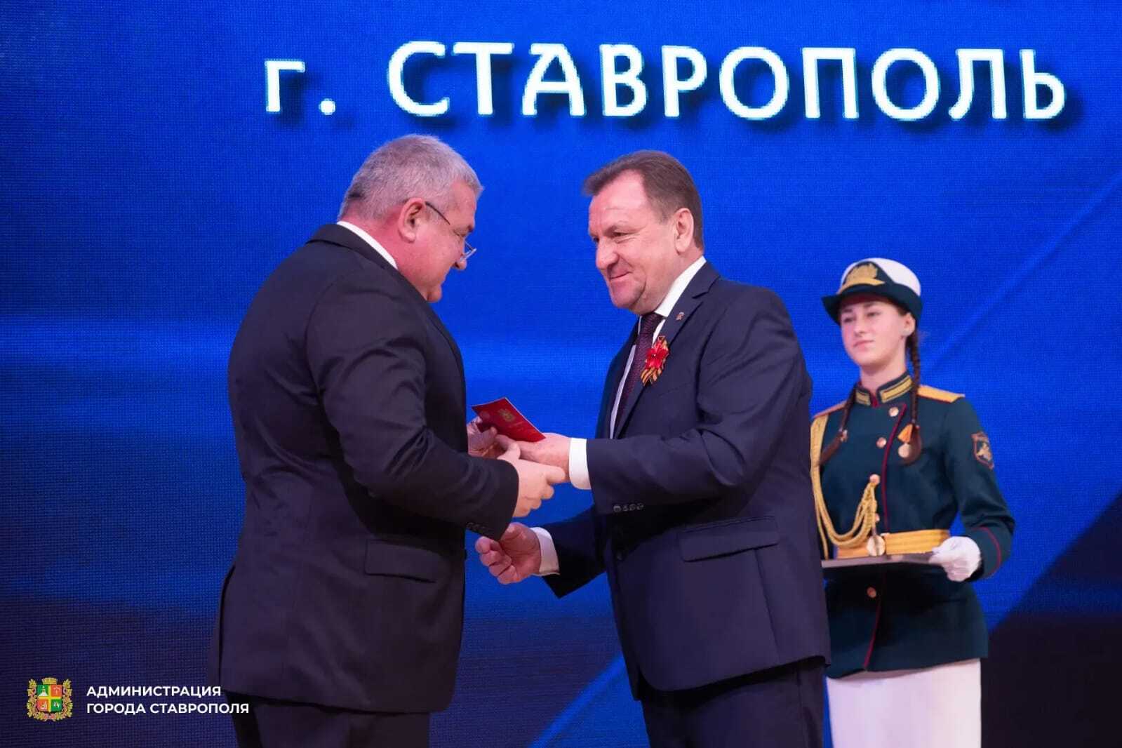 В Ставрополе состоялась церемония вручения медалей «За участие в военном параде в ознаменование 80-летия Победы в Великой Отечественной войне 1941–1945 гг.». Награды получили юнармейцы, принимавшие участие в парадных... В Ставрополе состоялась церемония вручения медалей «За участие в военном параде в ознаменование 80-летия Победы в Великой Отечественной войне 1941–1945 гг.». Награды получили юнармейцы, принимавшие участие в парадных...