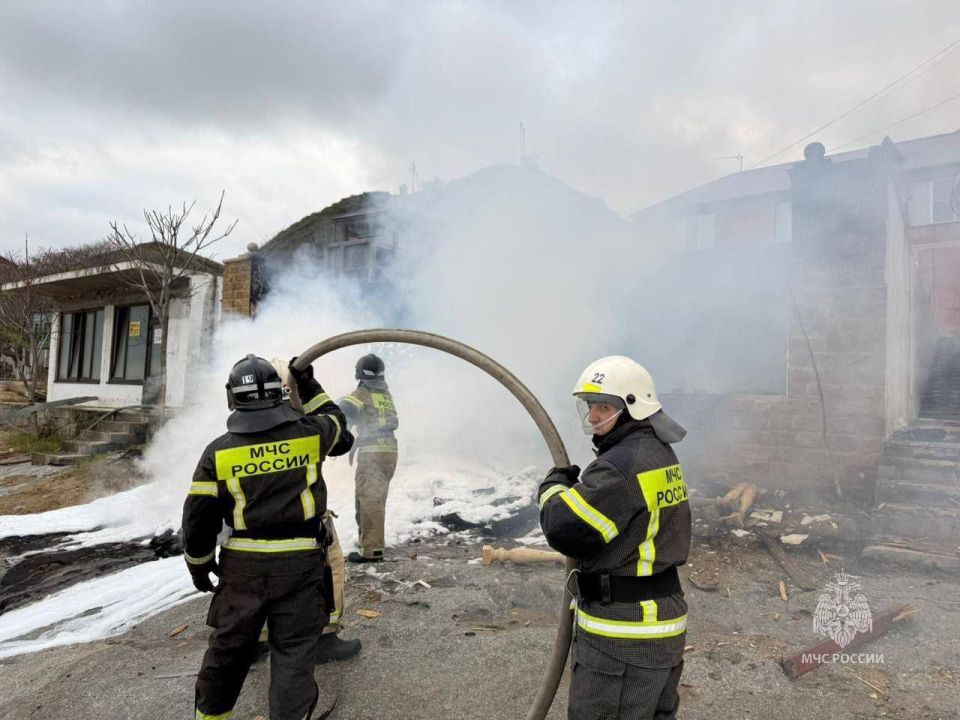 Кадры с места крушения вертолета в Дагестане