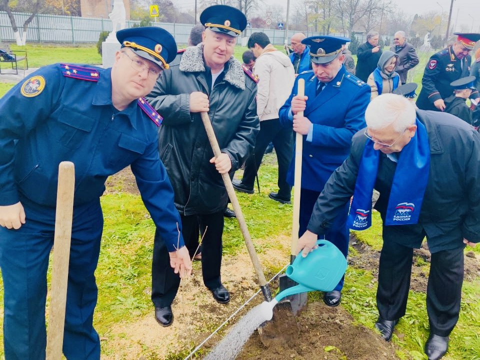 В Ставропольском крае офицеры СК России приняли участие в патриотической акции по высадке деревьев «Аллея Памяти» В Ставропольском крае офицеры СК России приняли участие в патриотической акции по высадке деревьев «Аллея Памяти»
