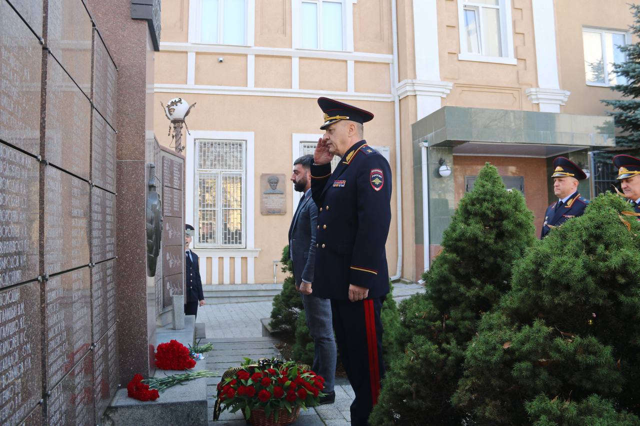 В Ставрополе почтили память сотрудников органов внутренних дел, погибших при исполнении служебных обязанностей В Ставрополе почтили память сотрудников органов внутренних дел, погибших при исполнении служебных обязанностей