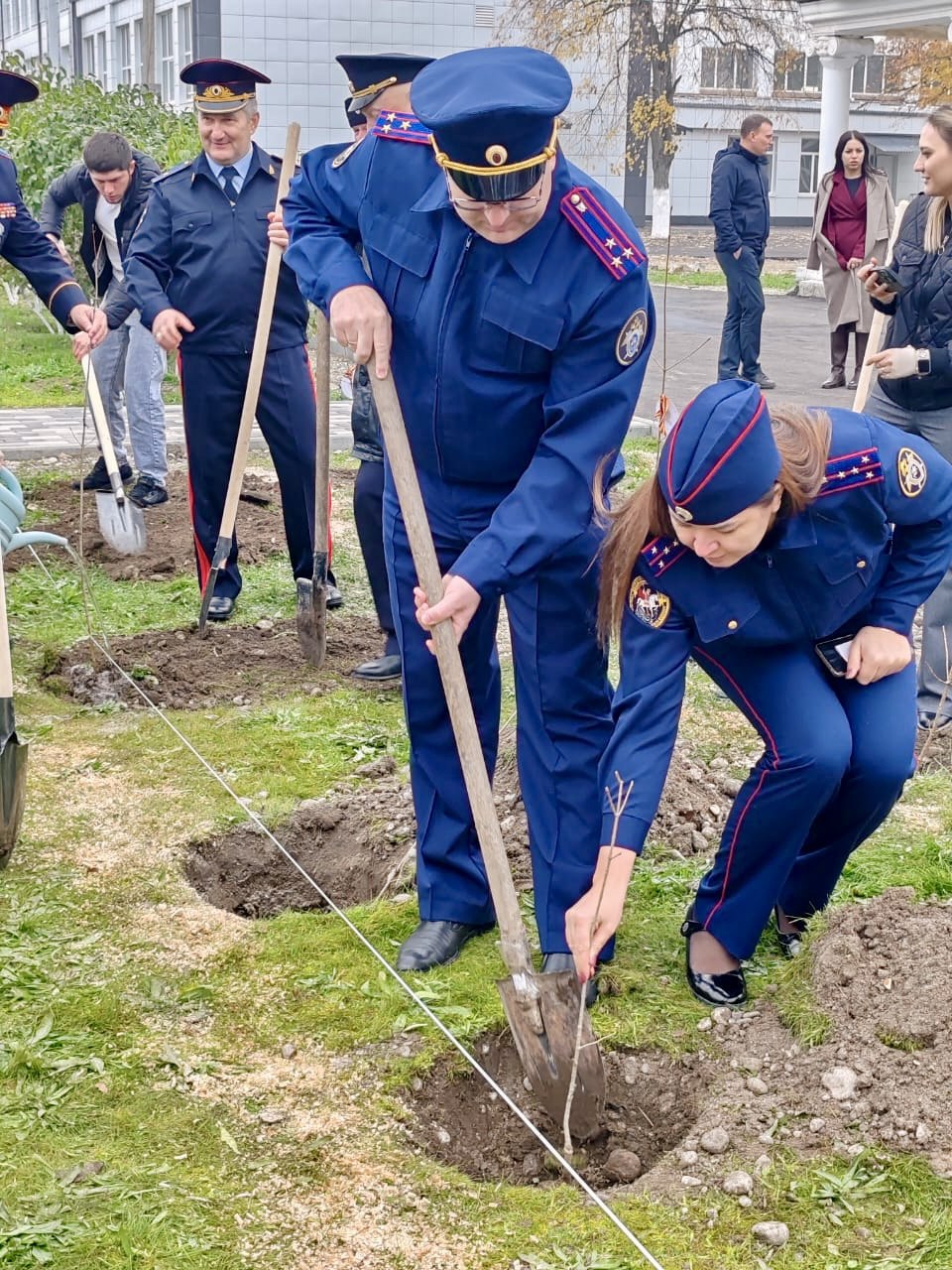 В Ставропольском крае офицеры СК России приняли участие в патриотической акции по высадке деревьев «Аллея Памяти» В Ставропольском крае офицеры СК России приняли участие в патриотической акции по высадке деревьев «Аллея Памяти»