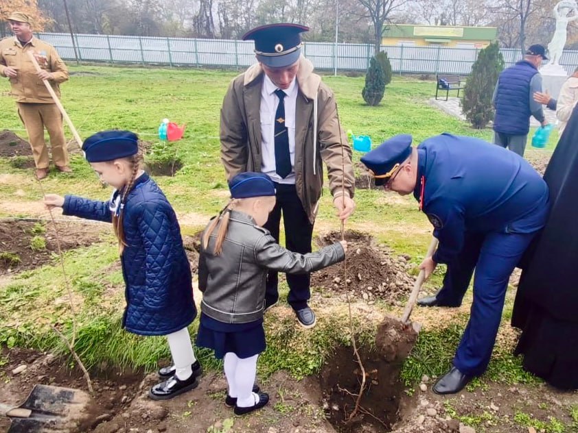 В Ставропольском крае офицеры СК России приняли участие в патриотической акции по высадке деревьев «Аллея Памяти» В Ставропольском крае офицеры СК России приняли участие в патриотической акции по высадке деревьев «Аллея Памяти»
