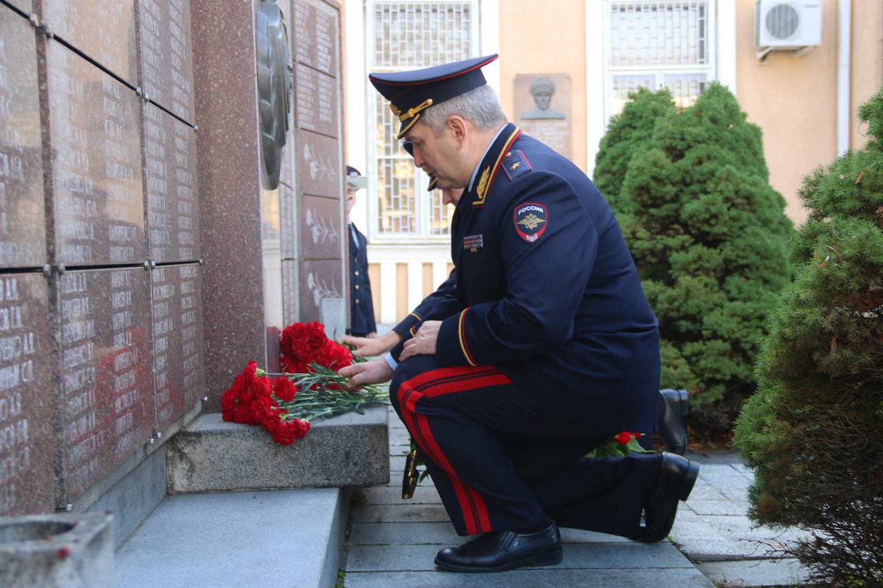 В Ставрополе почтили память сотрудников органов внутренних дел, погибших при исполнении служебных обязанностей В Ставрополе почтили память сотрудников органов внутренних дел, погибших при исполнении служебных обязанностей