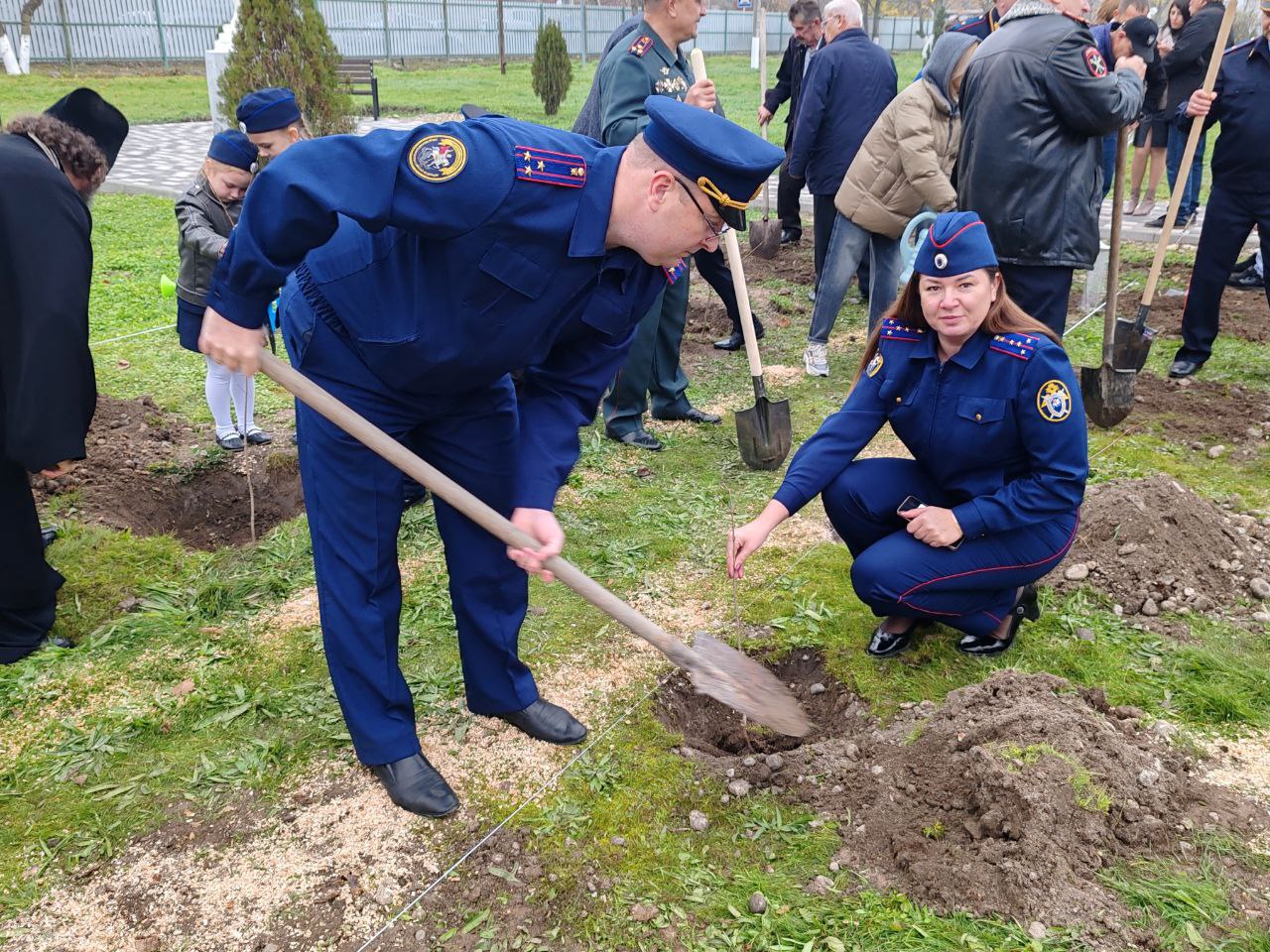 В Ставропольском крае офицеры СК России приняли участие в патриотической акции по высадке деревьев «Аллея Памяти» В Ставропольском крае офицеры СК России приняли участие в патриотической акции по высадке деревьев «Аллея Памяти»
