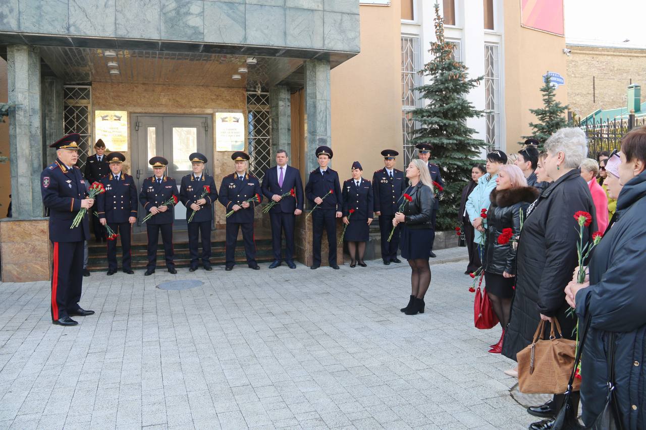 В Ставрополе почтили память сотрудников органов внутренних дел, погибших при исполнении служебных обязанностей В Ставрополе почтили память сотрудников органов внутренних дел, погибших при исполнении служебных обязанностей
