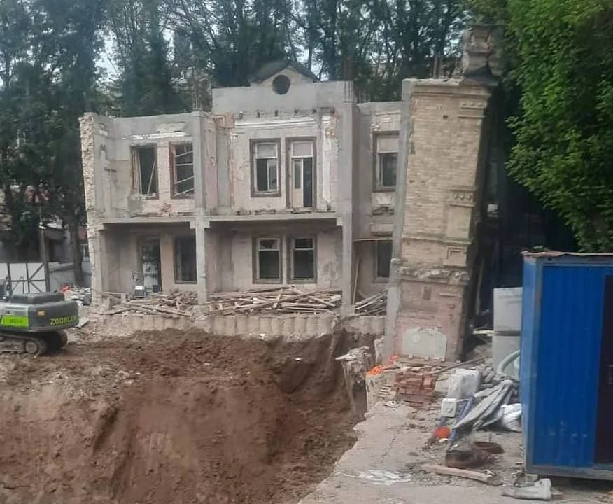 Суд обязал ООО «Каспий» в течение года и трех месяцев полностью восстановить разрушенный в ходе строительных работ объект культурного наследия «Особняк Тиц» 1903 года постройки
