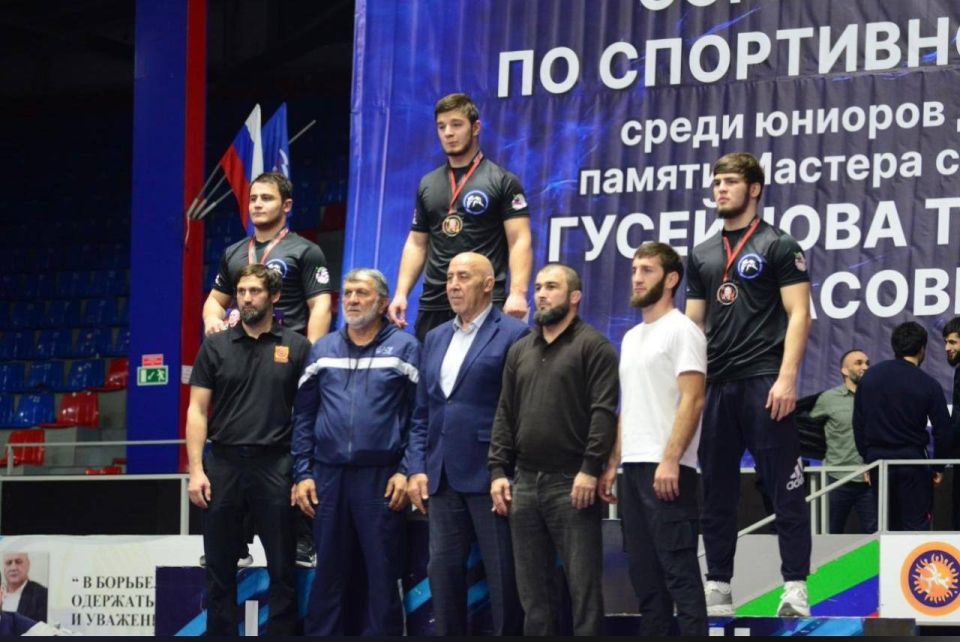 Серебро Шамиля. В Хасавюрте завершились всероссийские соревнования по вольной борьбе среди юниоров до 21 года памяти мастера спорта СССР Т.А. Гусейнова. По итогам соревнований в весовой категории 97 килограммов на вторую...