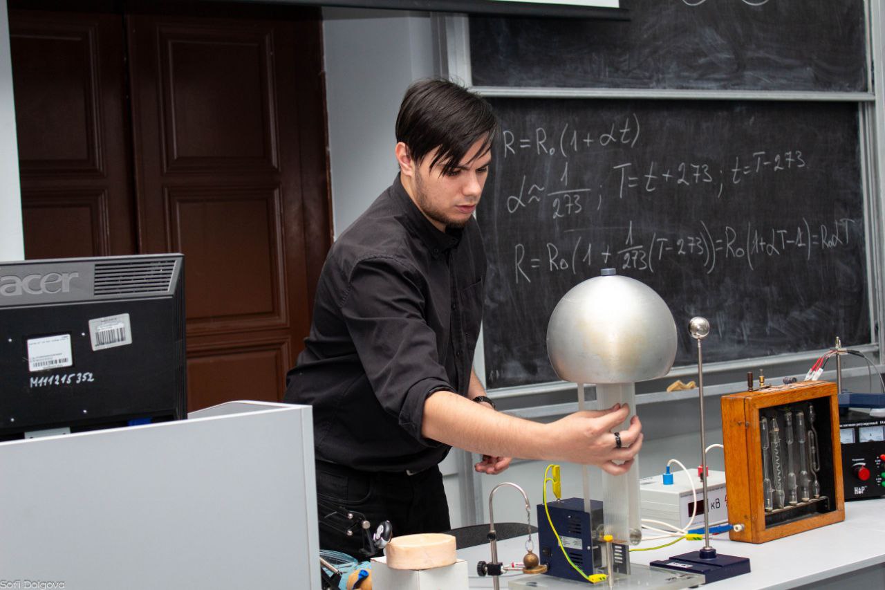 «Автостопом по Вселенной». На базе Физико-технического факультета Северо-Кавказского федерального университета проходит форум Научной астрономической школы «Автостопом по Вселенной». На базе Физико-технического факультета Северо-Кавказского федерального университета проходит форум Научной астрономической школы