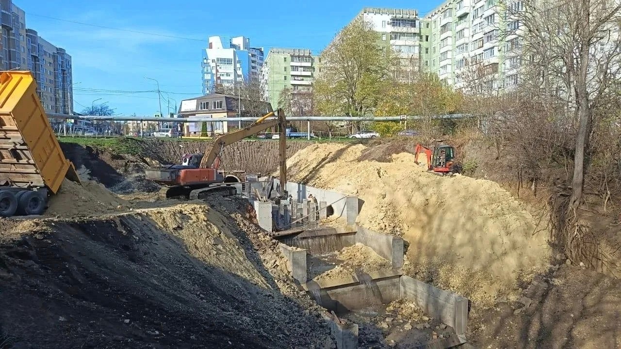 Завершаются работы на одном из важных элементов дорожной инфраструктуры на юго-западе Ставрополя – дождевой канализации на улице Космонавтов