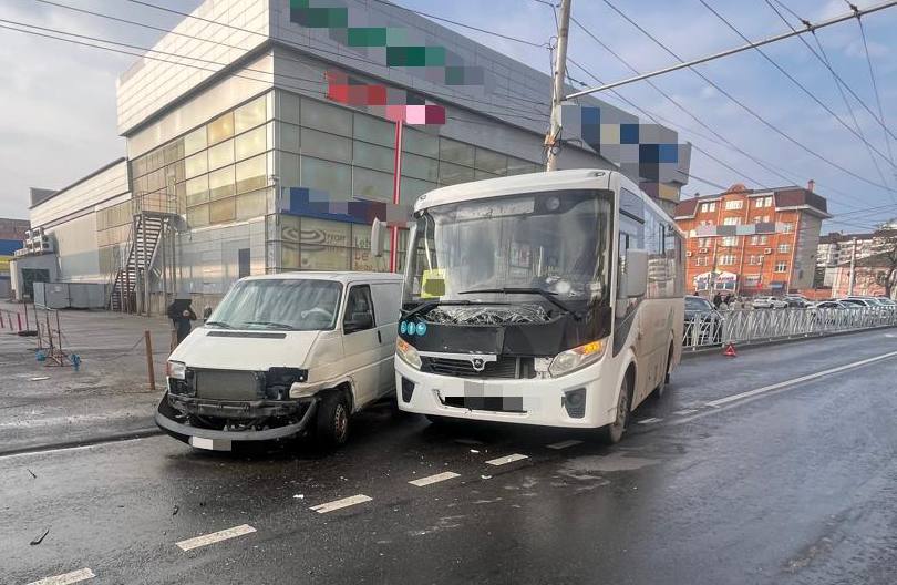 В Ставрополе в результате столкновения автомобиля и маршрутного транспортного средства пострадал ребенок В Ставрополе в результате столкновения автомобиля и маршрутного транспортного средства пострадал ребенок