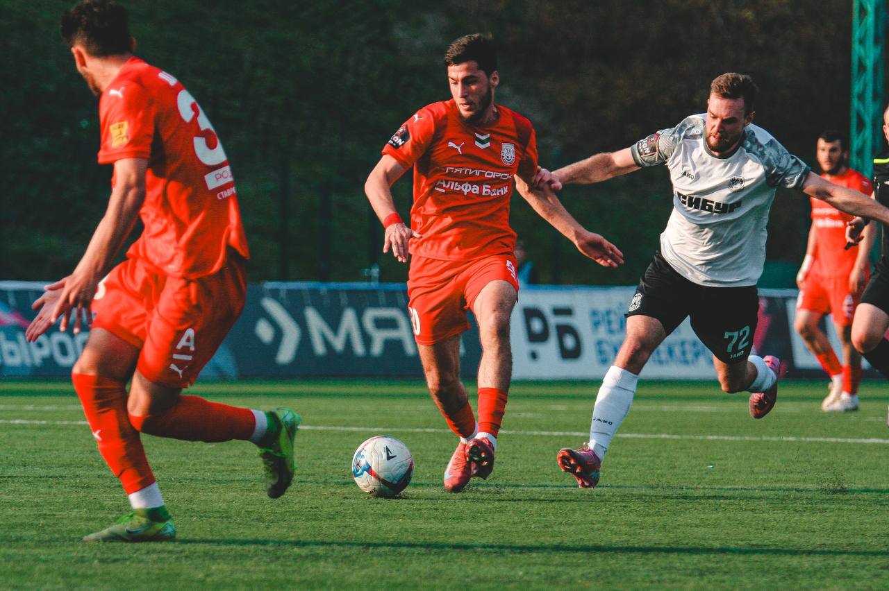 Мир с «Тюменью». В 17-м туре первенства России по футболу в «золотой» группе дивизиона «А» второй лиги пятигорский «Машук-КМВ» в Ессентуках мерился силами с «Тюменью» Мир с «Тюменью». В 17-м туре первенства России по футболу в «золотой» группе дивизиона «А» второй лиги пятигорский «Машук-КМВ» в Ессентуках мерился силами с «Тюменью»