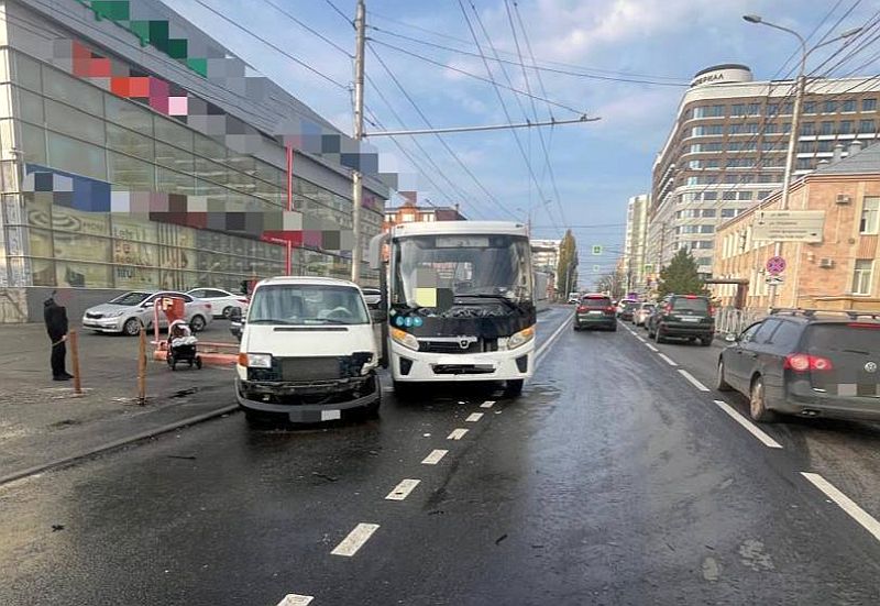 В Ставрополе иномарка столкнулась с пассажирским автобусом