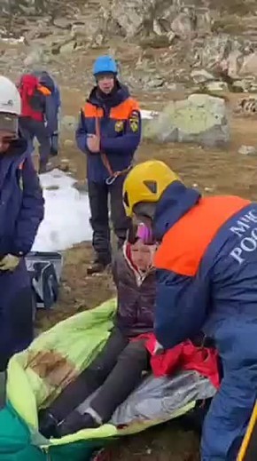 В КЧР эвакуировали упавших с ледяного склона туристов