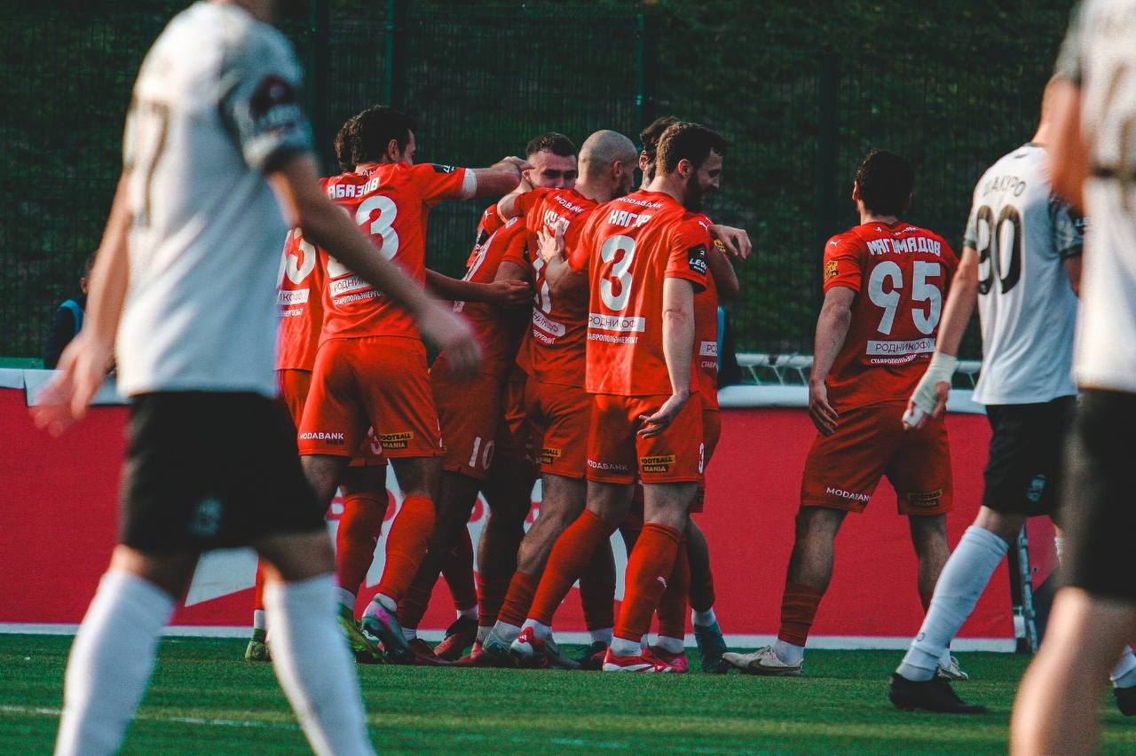 Мир с «Тюменью». В 17-м туре первенства России по футболу в «золотой» группе дивизиона «А» второй лиги пятигорский «Машук-КМВ» в Ессентуках мерился силами с «Тюменью» Мир с «Тюменью». В 17-м туре первенства России по футболу в «золотой» группе дивизиона «А» второй лиги пятигорский «Машук-КМВ» в Ессентуках мерился силами с «Тюменью»