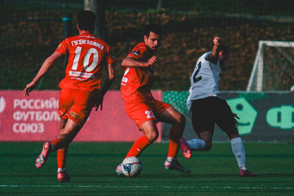 Мир с «Тюменью». В 17-м туре первенства России по футболу в «золотой» группе дивизиона «А» второй лиги пятигорский «Машук-КМВ» в Ессентуках мерился силами с «Тюменью»