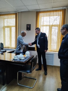 Начальник Ставропольского ЛО МВД России на транспорте полковник полиции Владимир Хоробров и начальник ОРЛС подполковник полиции Дмитрий Назаренко организовали встречу за чашкой чая с председателем ветеранской организации...