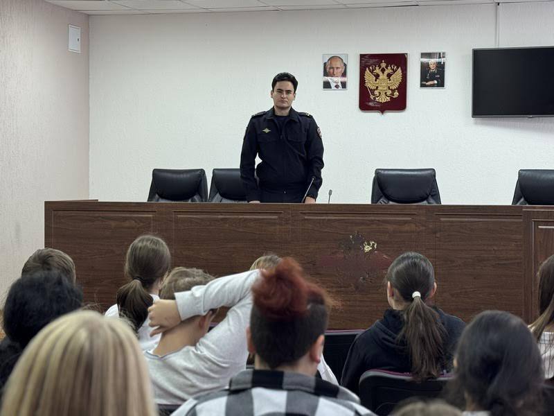 Полицейские Ставрополя провели экскурсию для учеников кадетского класса Полицейские Ставрополя провели экскурсию для учеников кадетского класса