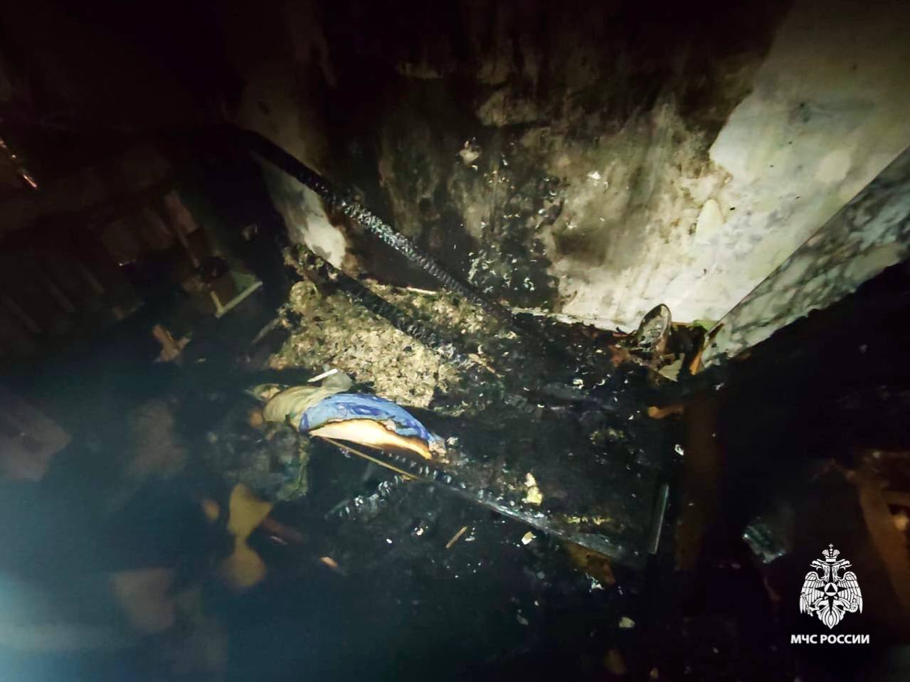 #ПожарныеСутки26. В Невинномысске из-за короткого замыкания едва не случилась трагедия Пожар в квартире на первом этаже дома по улице Матросова мог привести к серьезным последствиям, однако оперативная работа и слаженные... #ПожарныеСутки26. В Невинномысске из-за короткого замыкания едва не случилась трагедия Пожар в квартире на первом этаже дома по улице Матросова мог привести к серьезным последствиям, однако оперативная работа и слаженные...