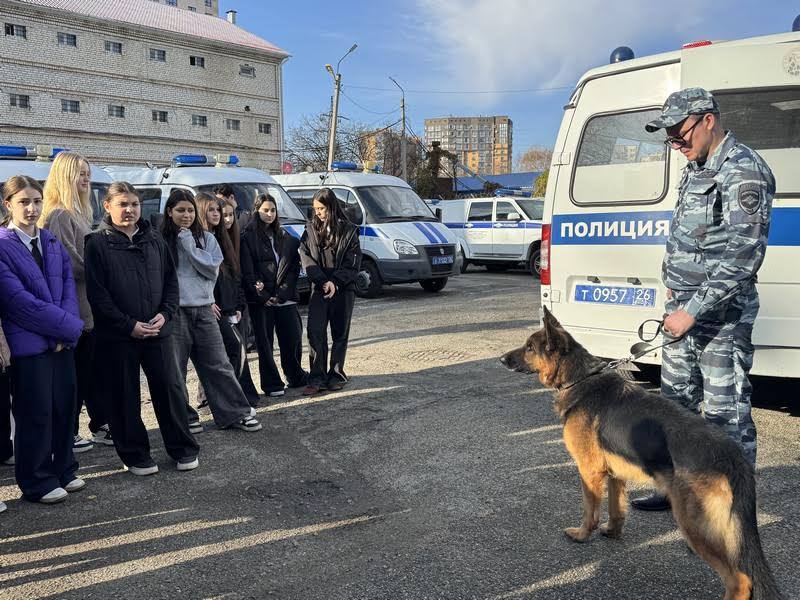 Полицейские Ставрополя провели экскурсию для учеников кадетского класса Полицейские Ставрополя провели экскурсию для учеников кадетского класса