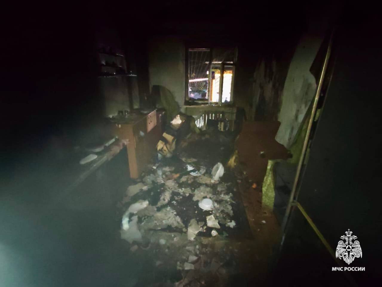 #ПожарныеСутки26. В Невинномысске из-за короткого замыкания едва не случилась трагедия Пожар в квартире на первом этаже дома по улице Матросова мог привести к серьезным последствиям, однако оперативная работа и слаженные... #ПожарныеСутки26. В Невинномысске из-за короткого замыкания едва не случилась трагедия Пожар в квартире на первом этаже дома по улице Матросова мог привести к серьезным последствиям, однако оперативная работа и слаженные...