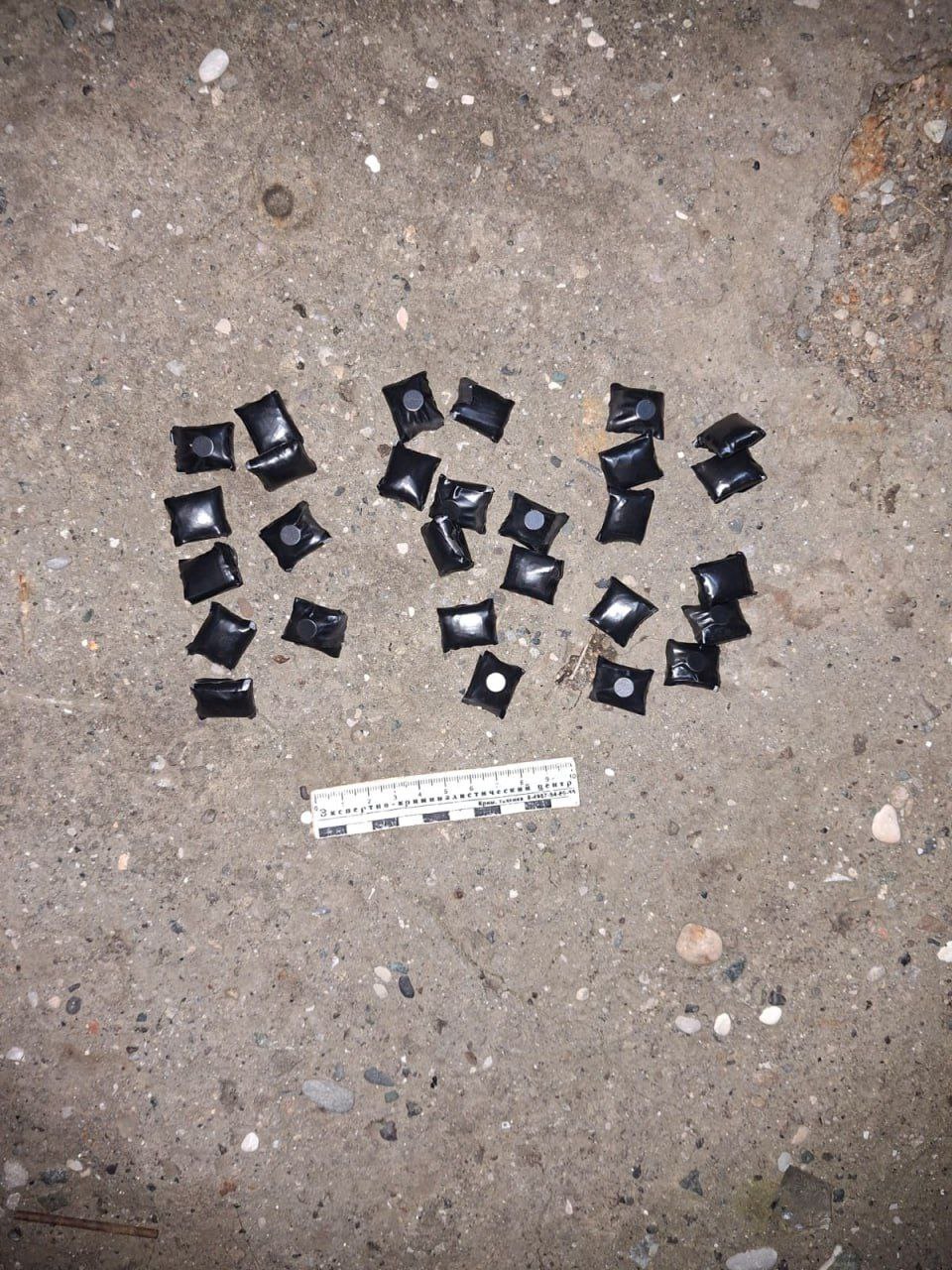 Закладчик выкинул пакет с наркотиками на глазах у полицейских в Иноземцеве