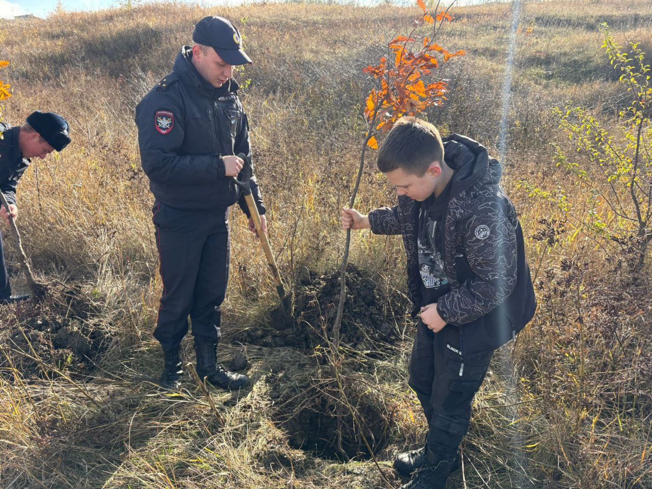 Сотрудники Ставропольского линейного отдела МВД России на транспорте приняли активное участие в масштабной экологической акции по озеленению склона в микрорайоне Чапаевка