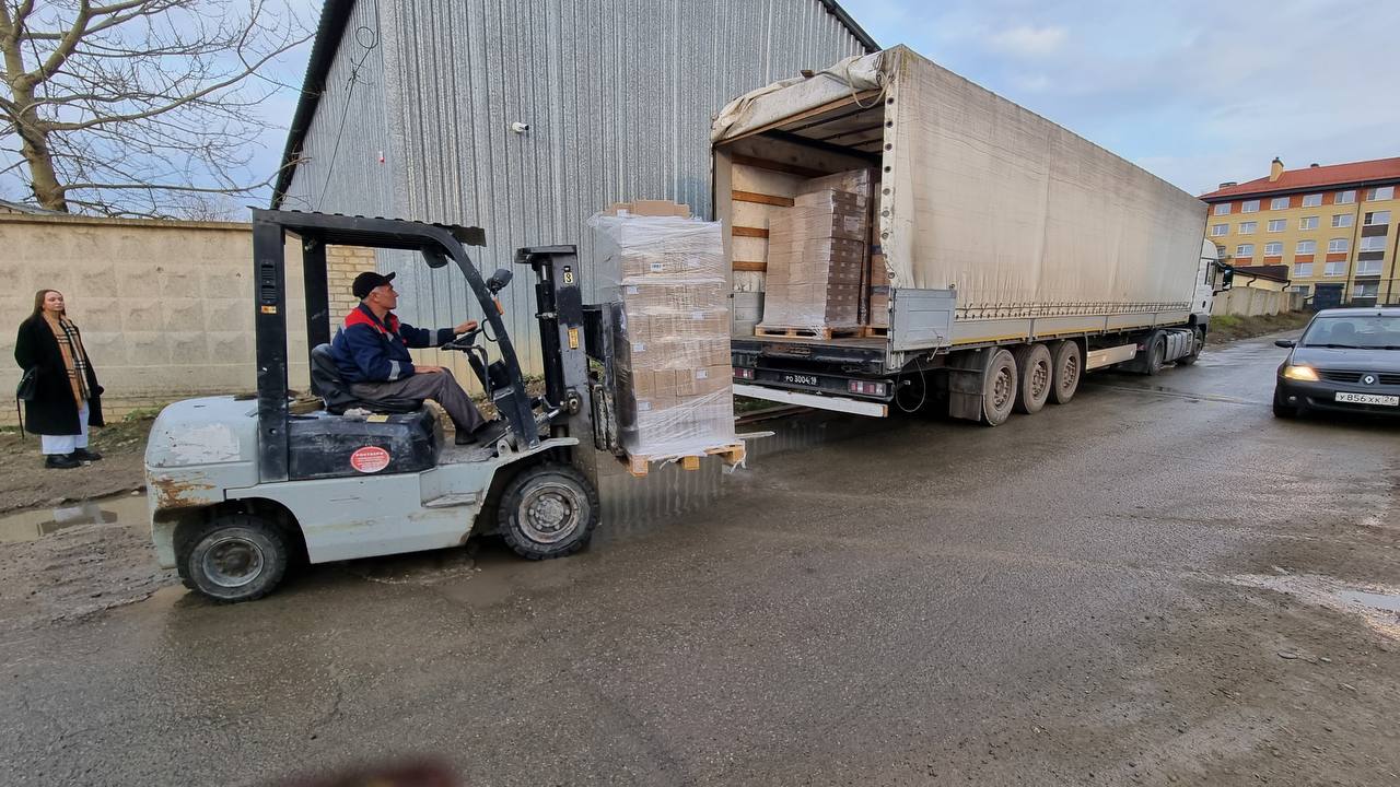 Татьяна Москалькова: В рамках благотворительной акции «ОБНИМАЕМ ЗАБОТОЙ», направленной на поддержку материнства и детства, в Ставропольский край силами МЧС России отправлена гуманитарная колонна с грузом премиальных молочных... Татьяна Москалькова: В рамках благотворительной акции «ОБНИМАЕМ ЗАБОТОЙ», направленной на поддержку материнства и детства, в Ставропольский край силами МЧС России отправлена гуманитарная колонна с грузом премиальных молочных...