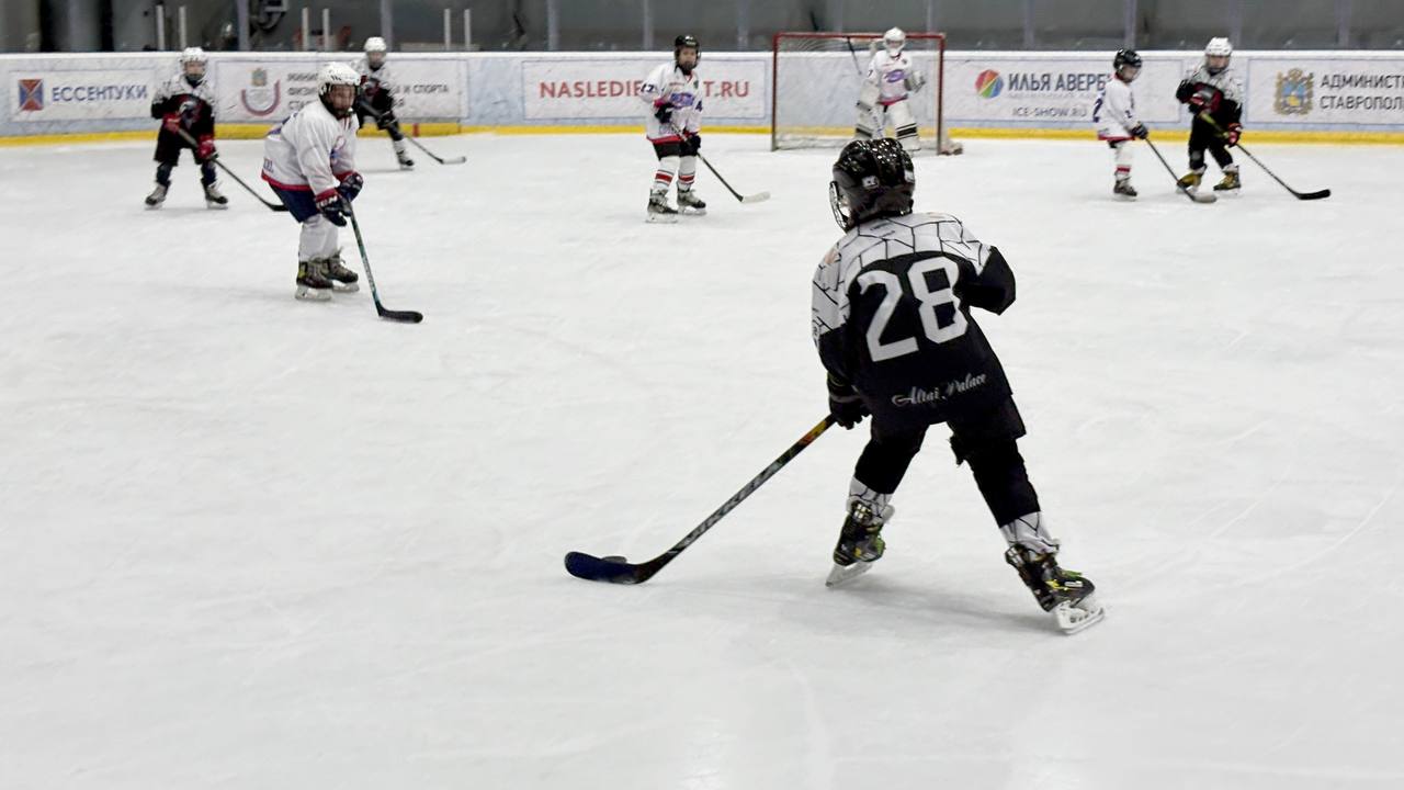 Сегодня на ледовой площадке филиала Школы зимних видов спорта «Наследие» Ильи Авербуха в Ессентуках стартовали первые игры трёхдневного хоккейного турнира «Наследие» среди команд 2017 года рождения Сегодня на ледовой площадке филиала Школы зимних видов спорта «Наследие» Ильи Авербуха в Ессентуках стартовали первые игры трёхдневного хоккейного турнира «Наследие» среди команд 2017 года рождения
