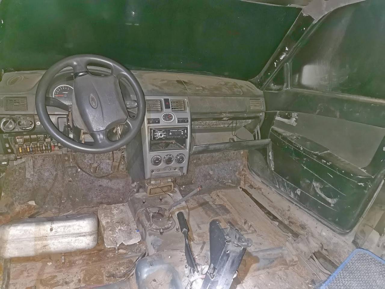 Подросток в Кировском округе захотел покататься на чужой машине и оставил без интернета соседей Подросток в Кировском округе захотел покататься на чужой машине и оставил без интернета соседей