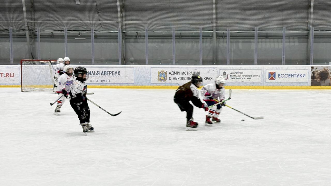 Сегодня на ледовой площадке филиала Школы зимних видов спорта «Наследие» Ильи Авербуха в Ессентуках стартовали первые игры трёхдневного хоккейного турнира «Наследие» среди команд 2017 года рождения
