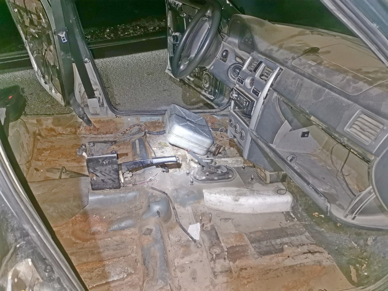 В Кировском округе 17-летний парень угнал у соседа автомобиль и врезался в опору линии электропередачи В Кировском округе 17-летний парень угнал у соседа автомобиль и врезался в опору линии электропередачи