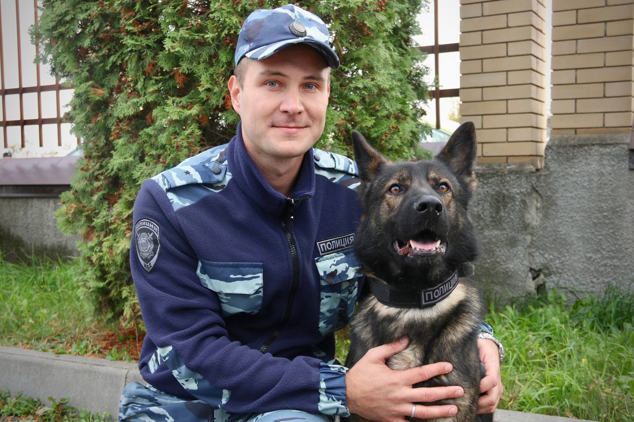 #БезопасныхВыходных вам желает инспектор-кинолог Центра кинологической службы краевого Главка Валентин Борода и его питомец по кличке Илон